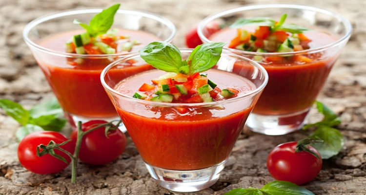 Sommerliche Gazpacho mit frischer Gemüse-Garnitur